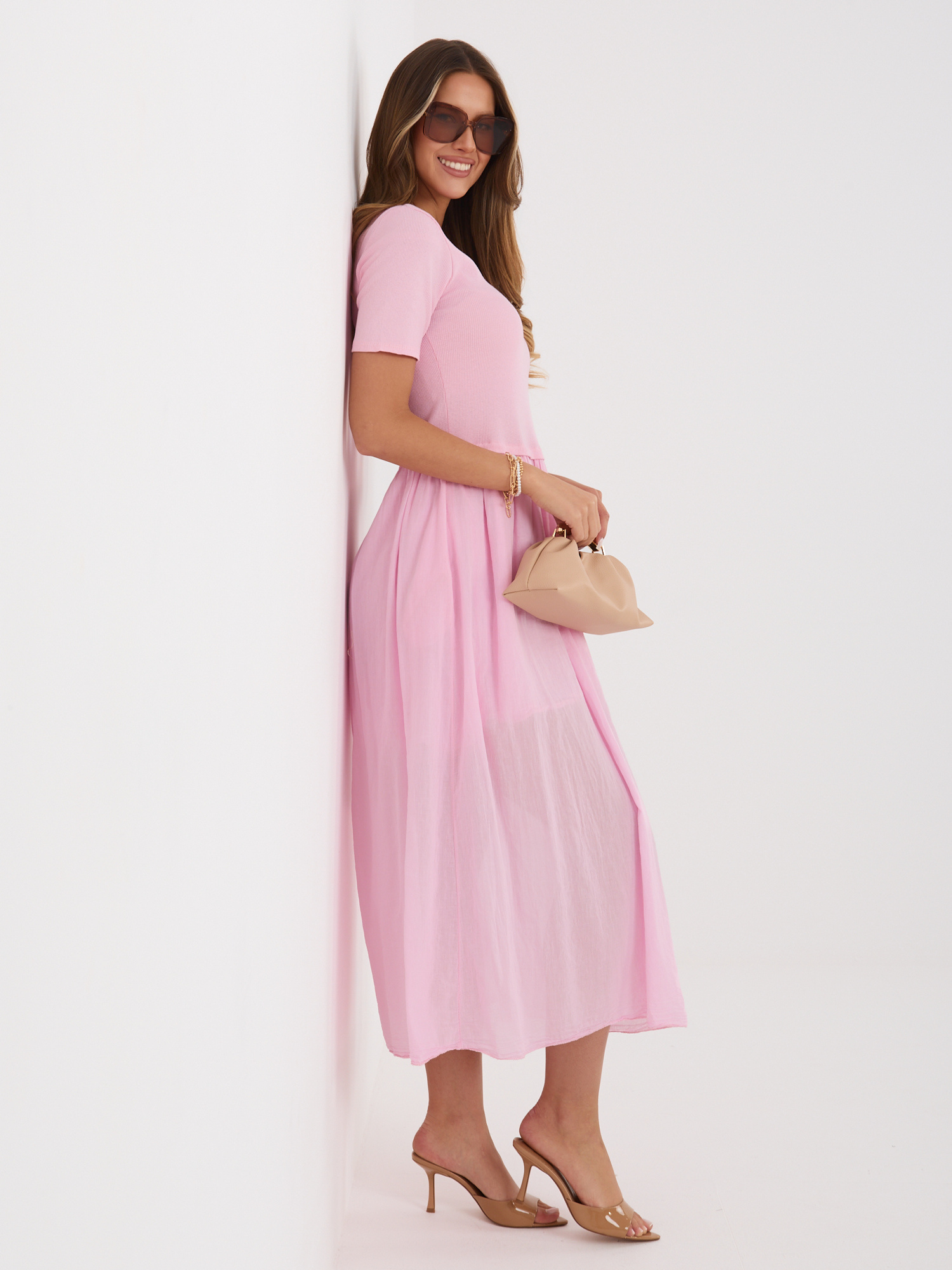 Jasnoróżowa rozkloszowana sukienka z podszewką 