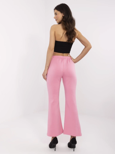 Różowe damskie spodnie z odpinanymi broszkami