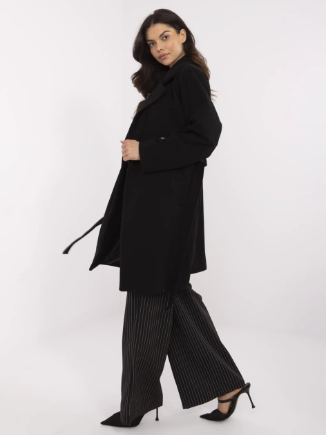 Czarny damski płaszcz z poduszkami na ramionach