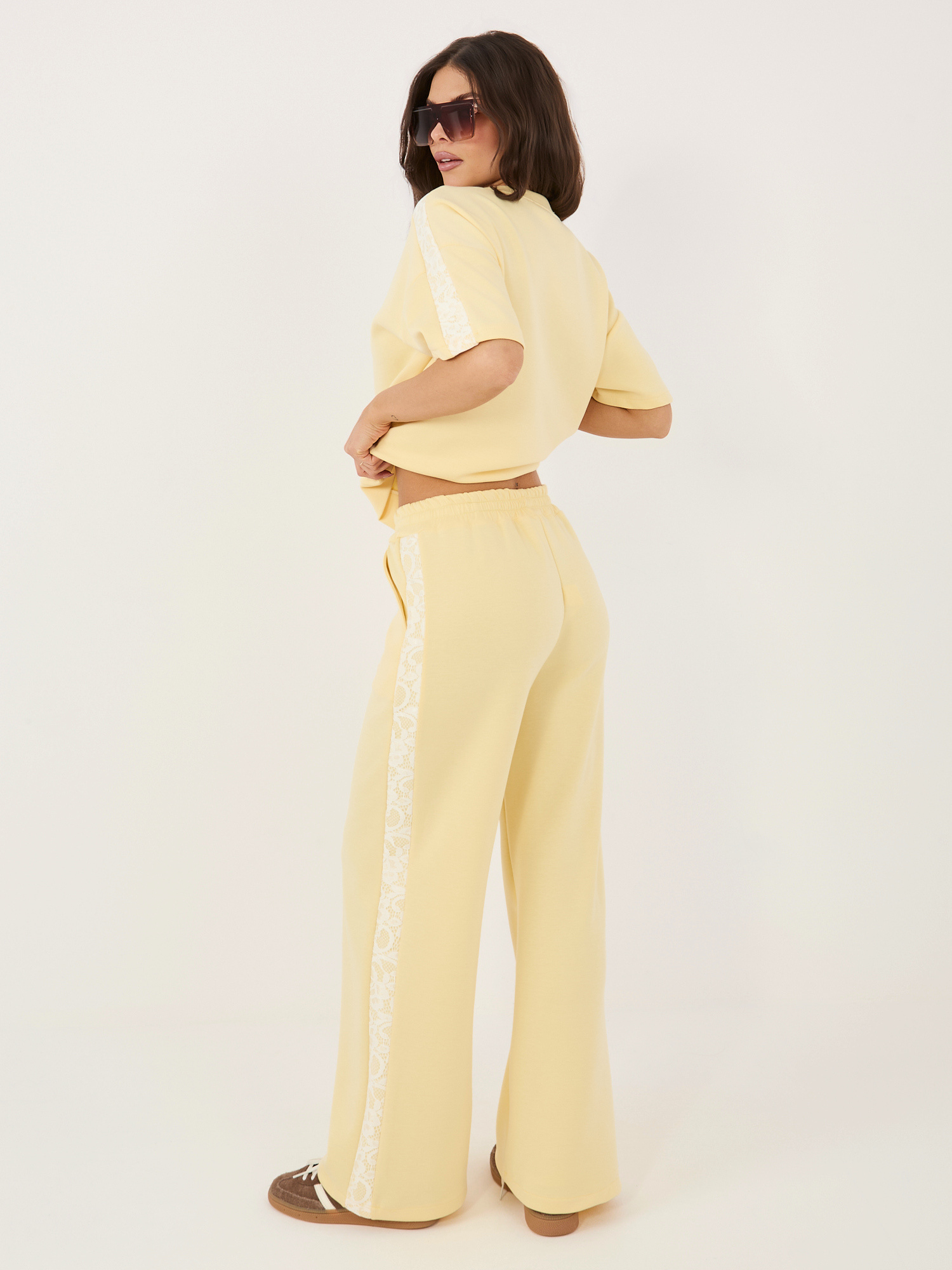 Jasnożółte dresowe spodnie z koronkowymi lampasami