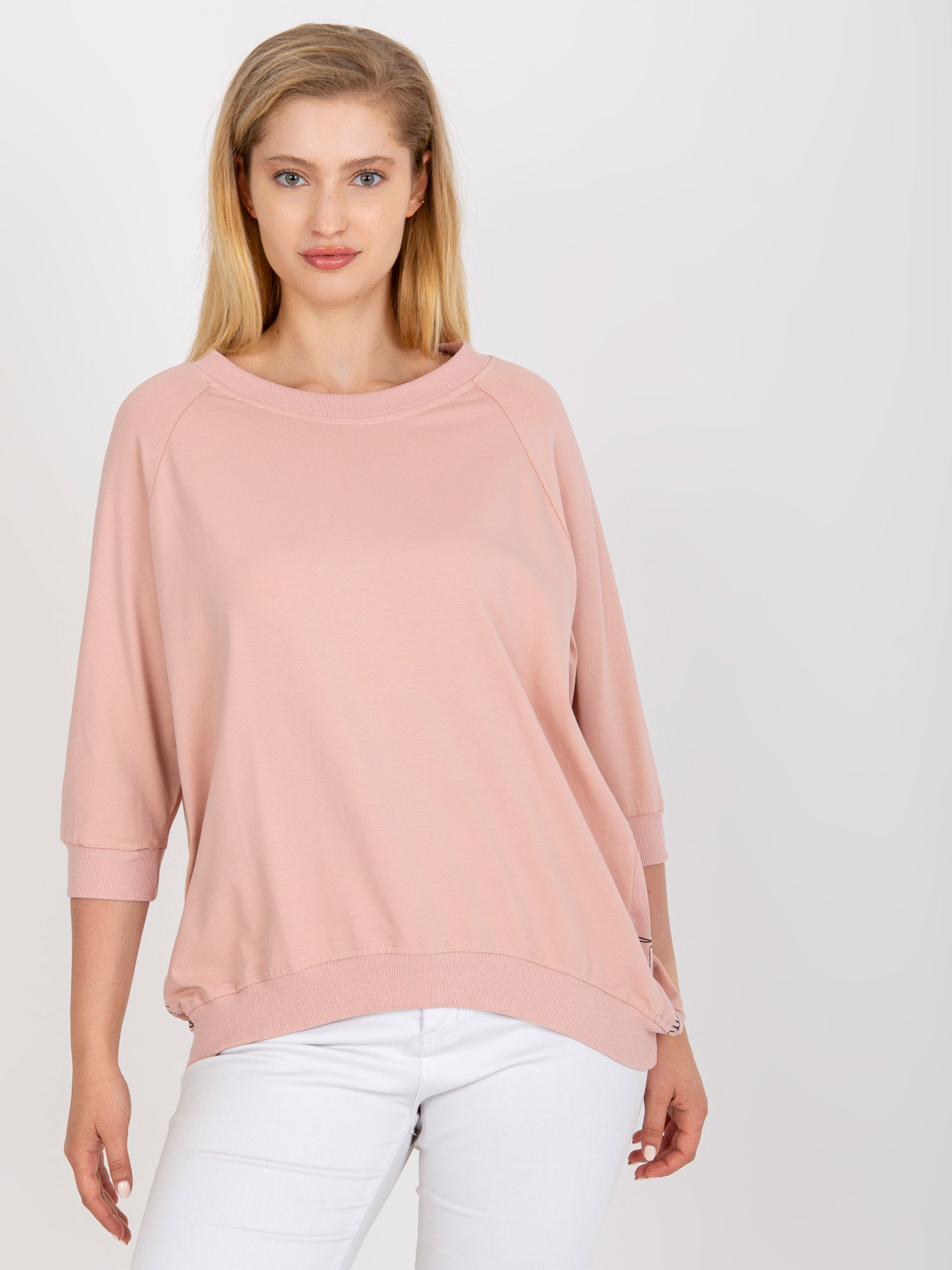 Ružičasta bluzka plus size s okruglim izrezom.