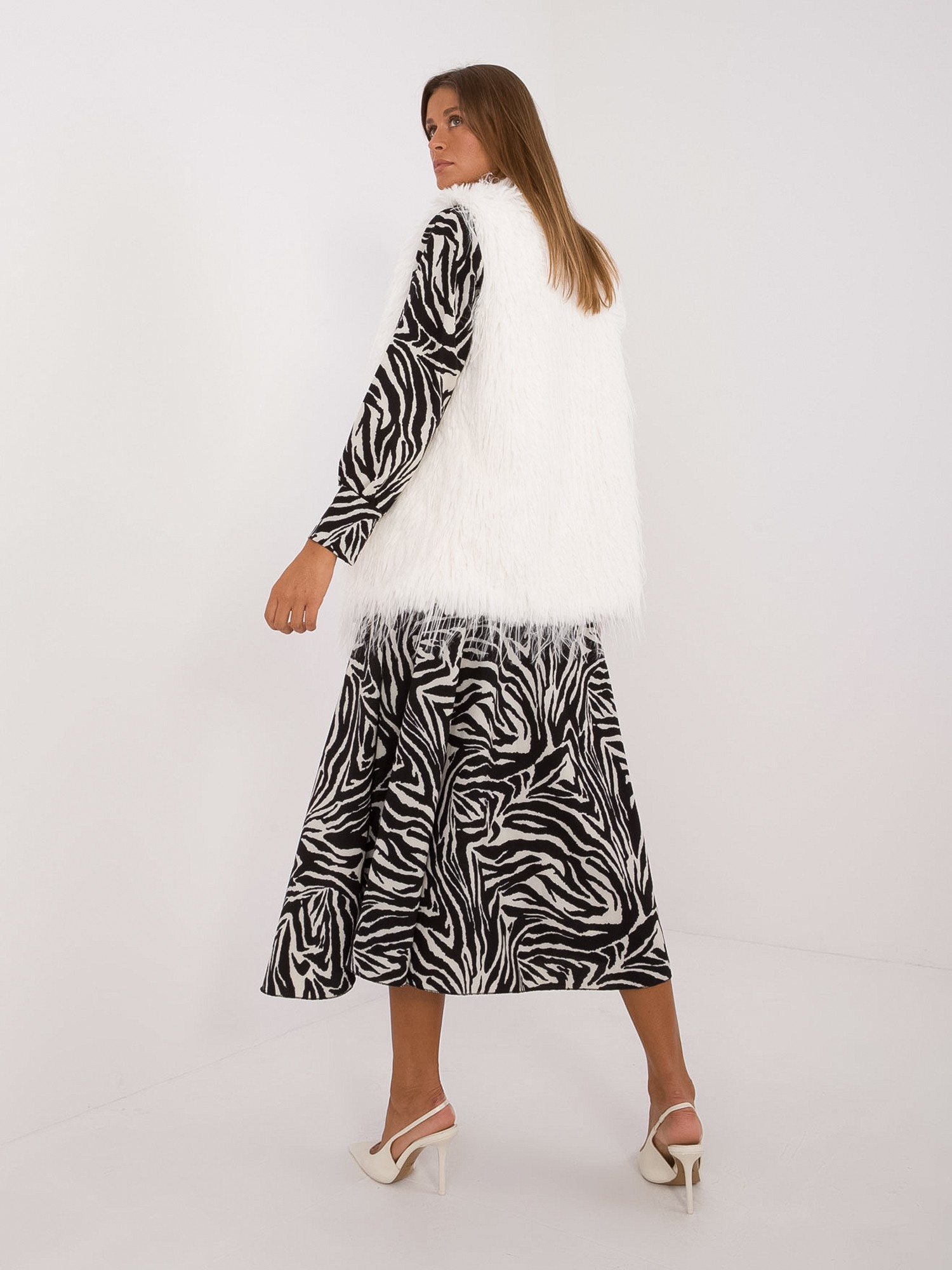 Hurt Ecru elegant fur vest with fastening.