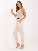 Jasnobeżowe dresowe spodnie z ozdobnymi guzikami