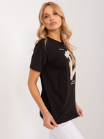 Hurt Czarny damski t-shirt z aplikacją i napisami