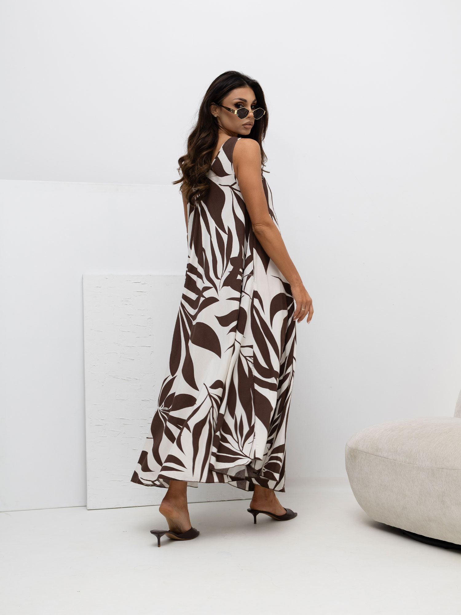 Brązowa letnia sukienka z motywem roślinnym
