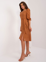 Hurtownia Jasnobrązowa letnia sukienka z haftem