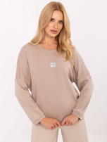 Dunkelbeige Baumwollbluse mit Aufschrift.