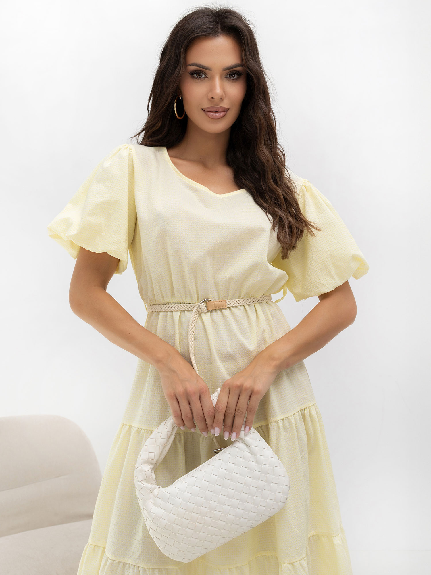 Jasně žluté letní šaty s pleteným páskem.