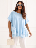 Jasnoniebieska damska bluzka z rozkloszowanym dołem