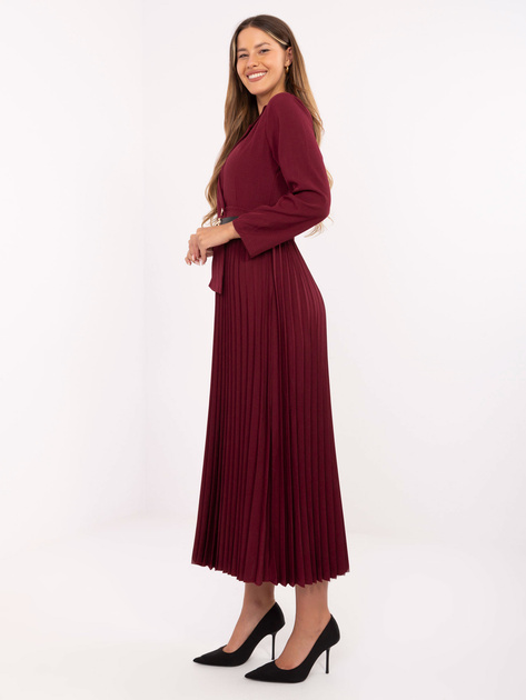 Bordowa sukienka z ozdobnym guzikiem