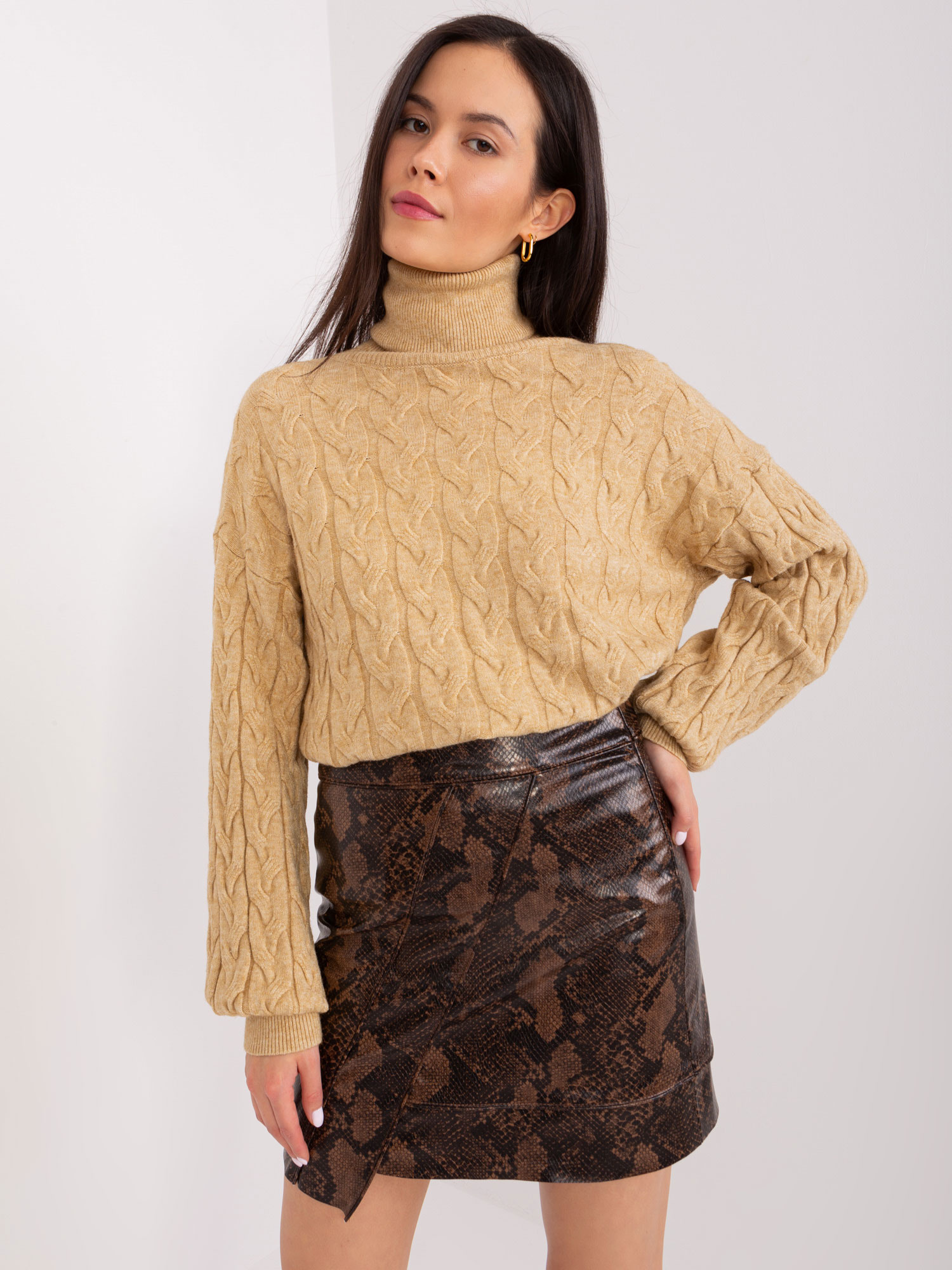 Camelowy damski sweter z golfem w warkocze