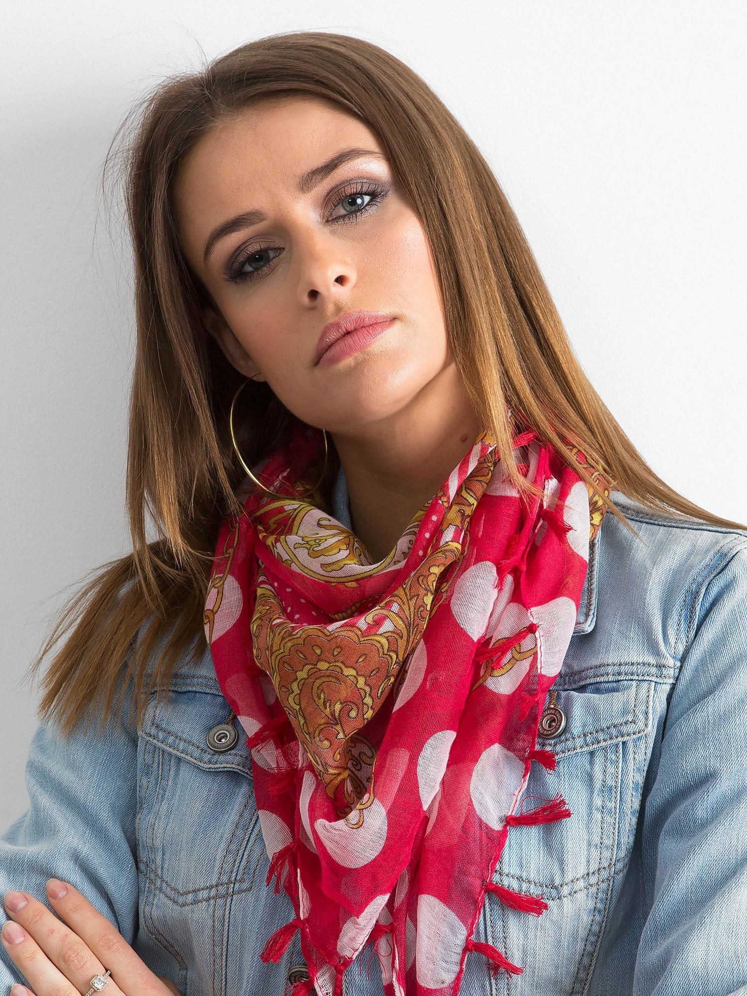 Czerwona chusta we wzory