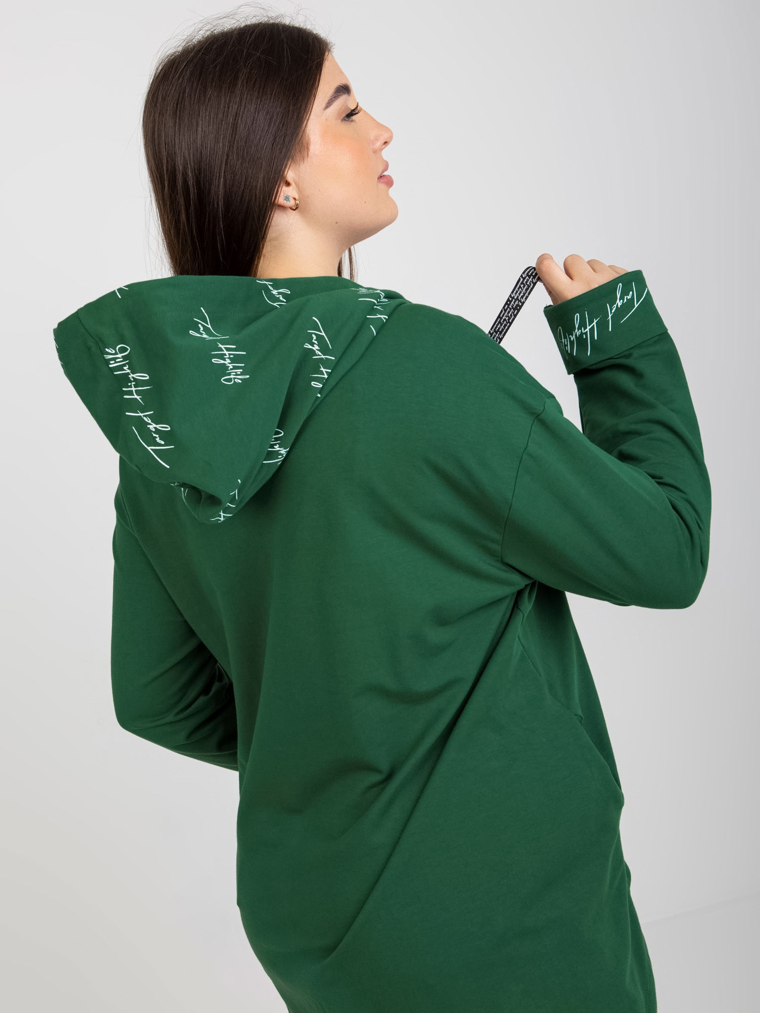 Ciemnozielona rozpinana bluza plus size z napisami