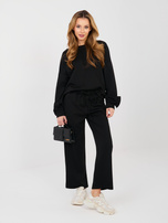 Czarny dresowy komplet z ozdobnymi różami