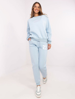 Hurtownia Jasnoniebieski dresowy komplet z naszywkami