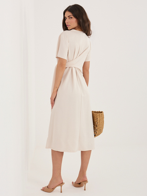Jasnobeżowa letnia sukienka z ozdobnym detalem