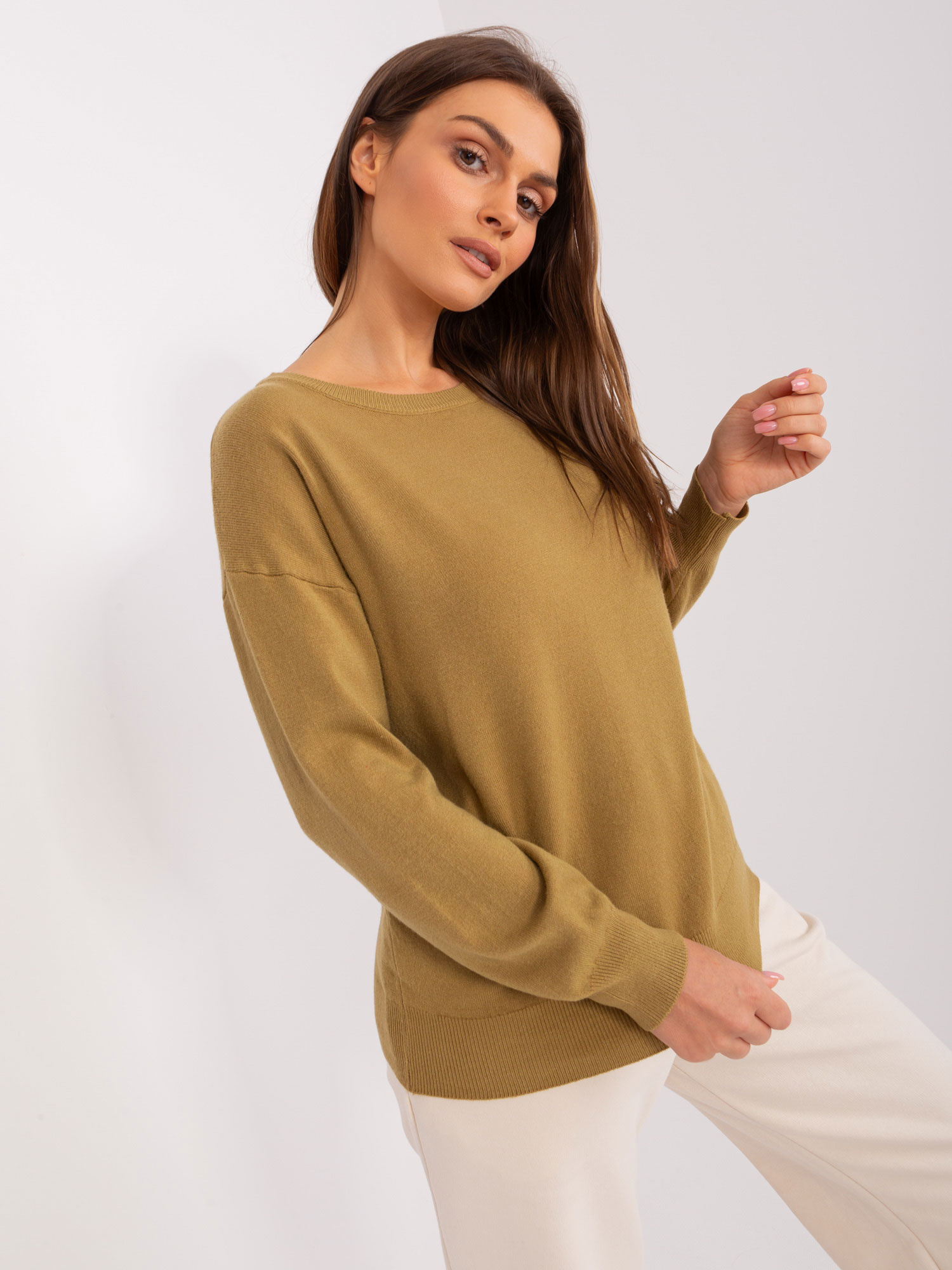 Oliwkowy damski sweter klasyczny z bawełną