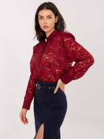 Bordowa koronkowa koszula z broszką