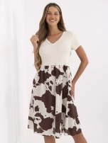 Jasnobeżowa letnia sukienka w zwierzęcy wzór