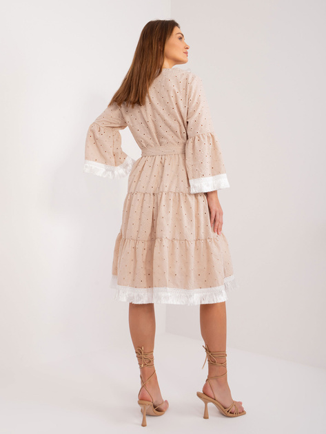 Hurt Beżowa ażurowa sukienka z falbaną i paskiem