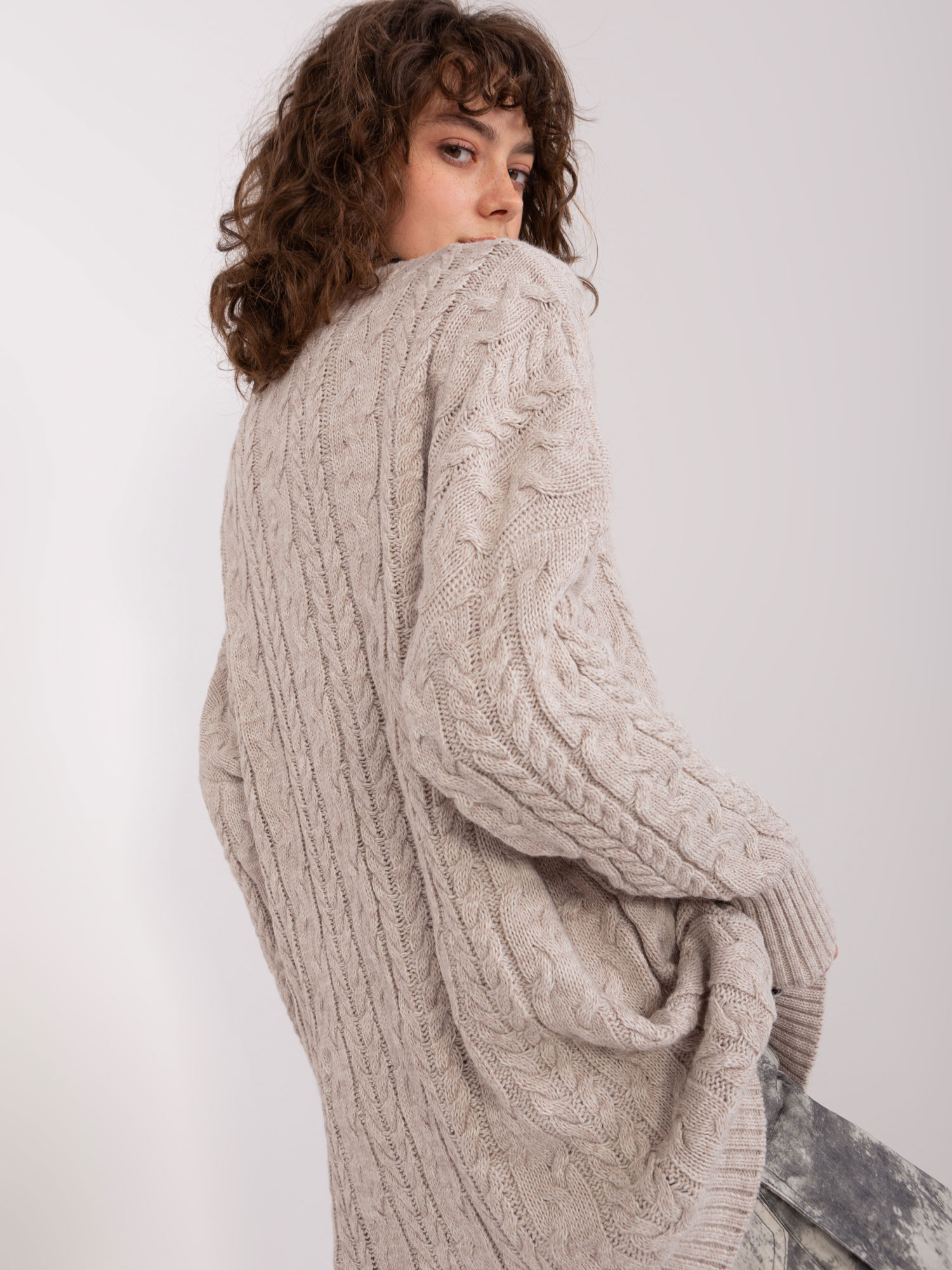 Beżowy damski sweter w warkoczowe sploty