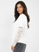 Ecru Damenbluse aus weichem Material.