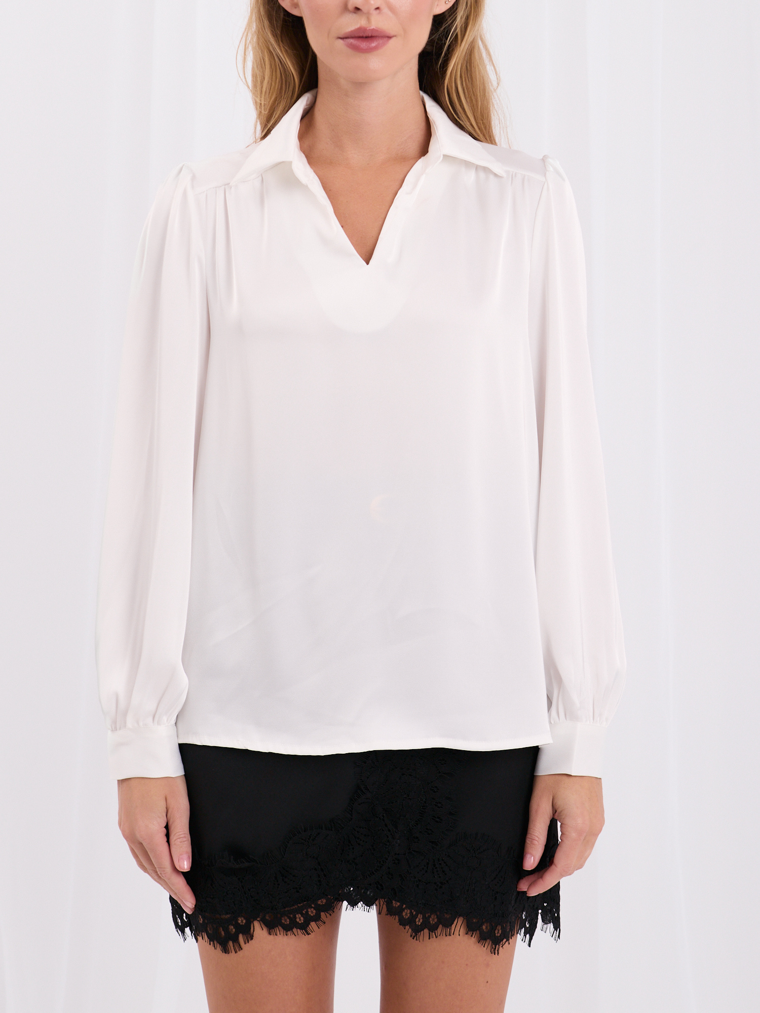 Ecru elegante Bluse für die Arbeit mit Satin-Effekt.