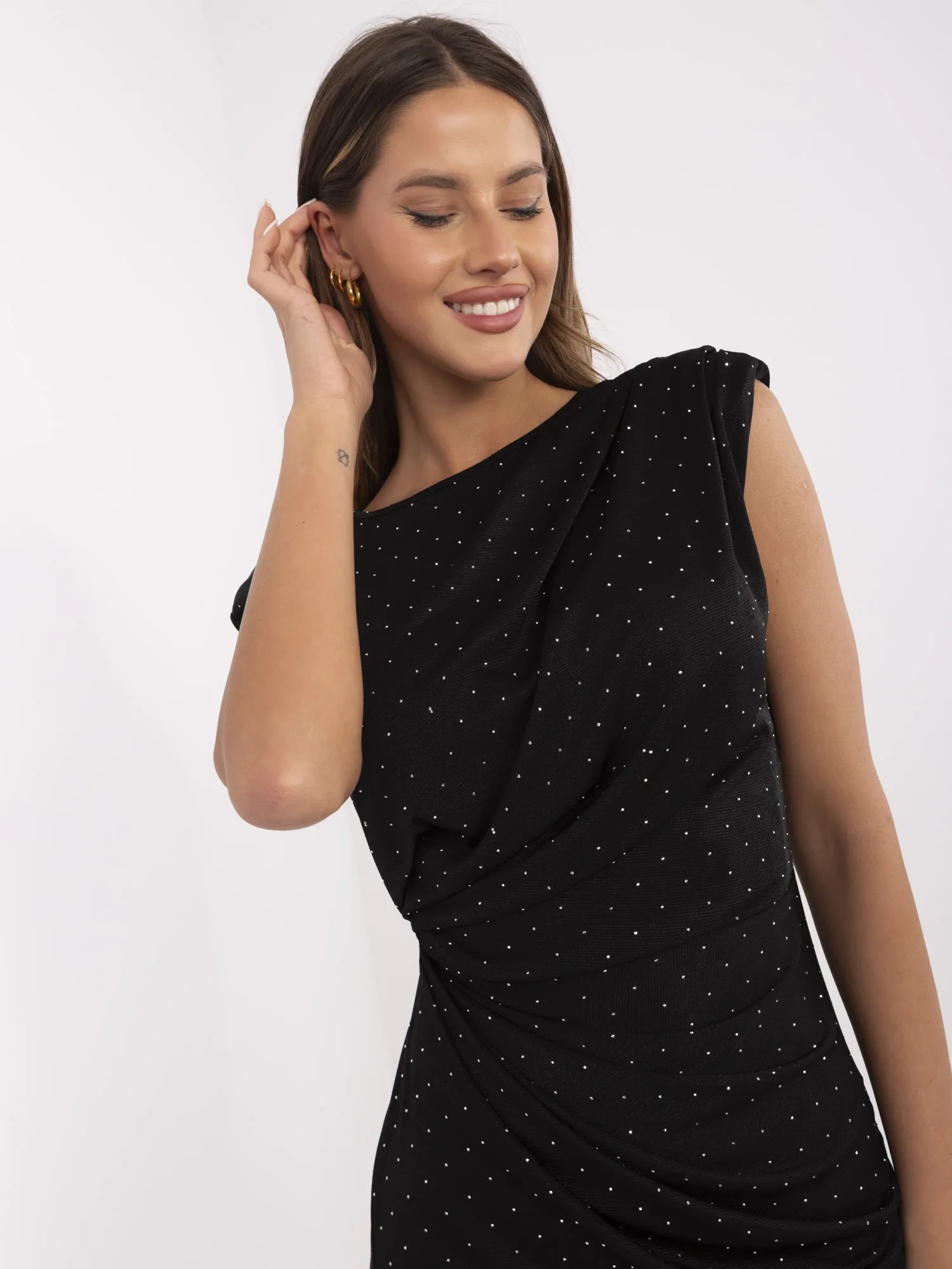 Schwarzes Cocktailkleid mit Applikationen.