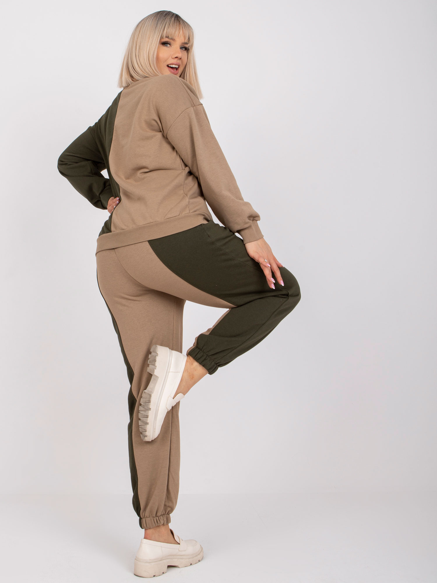 Ciemnobeżowy-khaki komplet dresowy plus size bez kaptura Amishi 