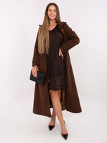 Brązowa koronkowa sukienka z dekoltem na plecach 