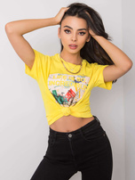 Gelbes T-Shirt mit dem Aufdruck Adalia.