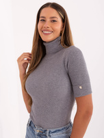 Szary dopasowany sweter w prążek 