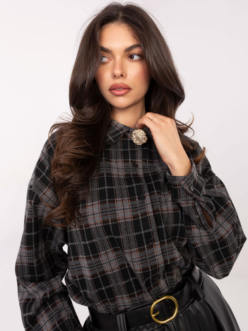 Czarna damska koszula z odpinaną broszką