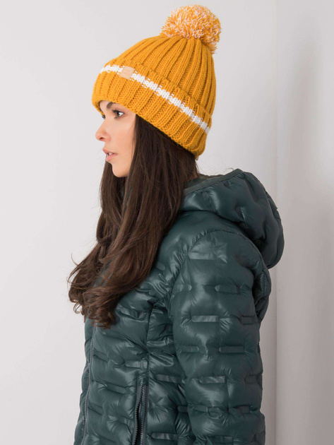 Ciemnożółta czapka z pomponem