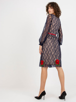 Hurt Granatowa koronkowa sukienka koktajlowa z naszywkami