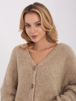 Beżowy sweter boucle z ozdobnymi guzikami 