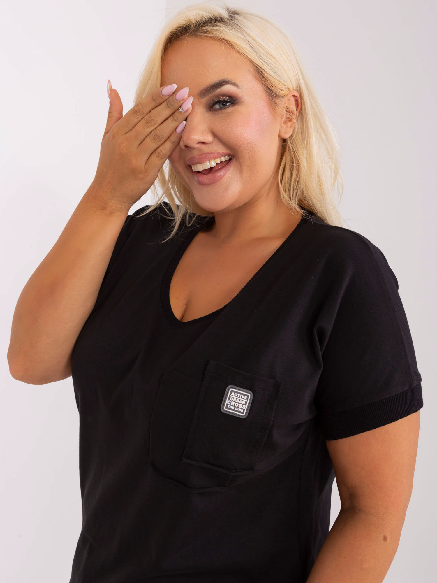 Czarna bluzka plus size z okrągłym dekoltem