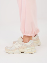 Pastelowe różowe spodnie z miękkiego materiału 