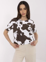 Braun-weiße Damen-T-Shirt mit Kuhflecken.