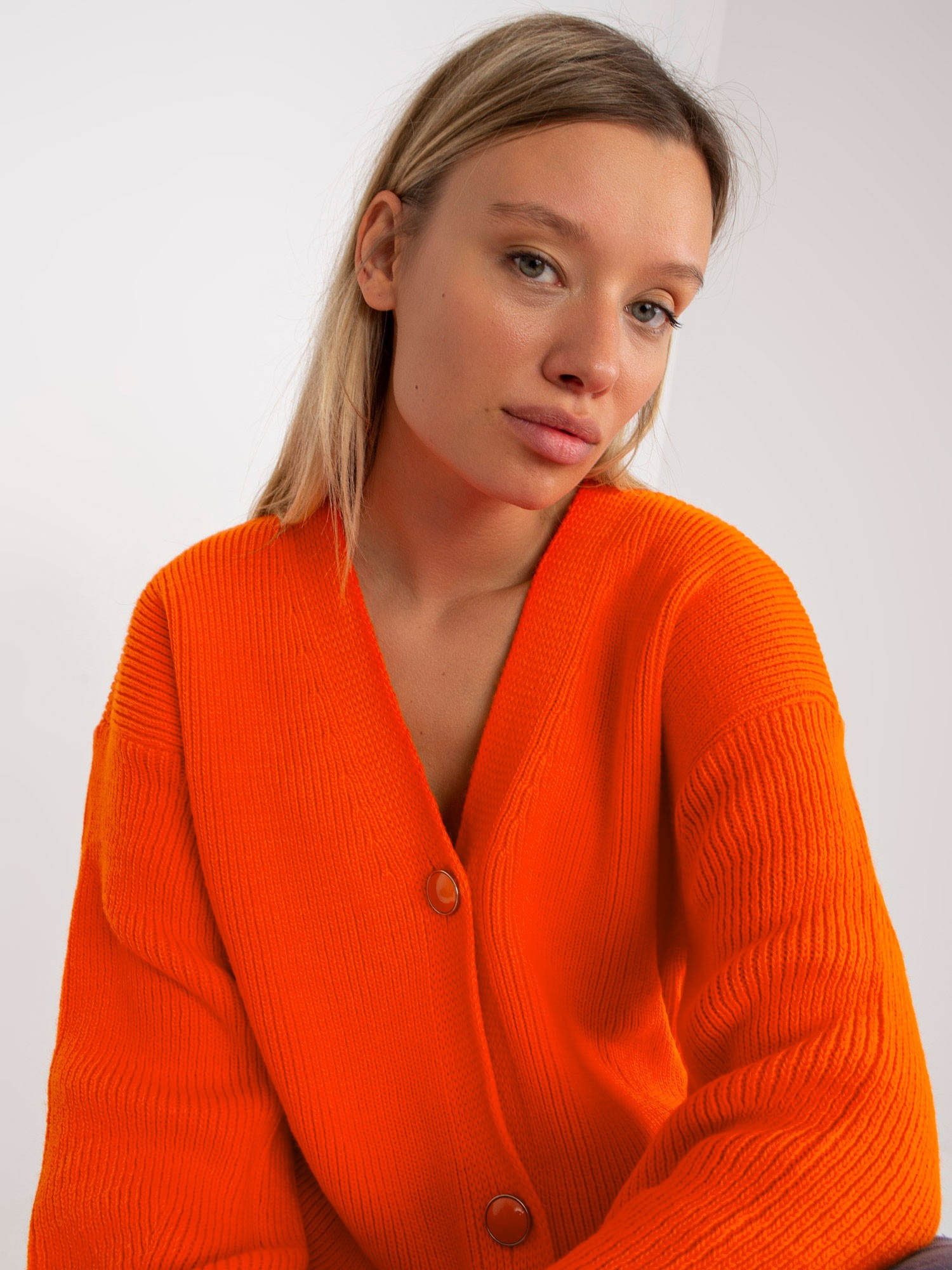 Pomarańczowy sweter rozpinany z ozdobnymi guzikami RUE PARIS