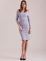 Hellgraues gestreiftes Kleid mit weichem Ausschnitt.