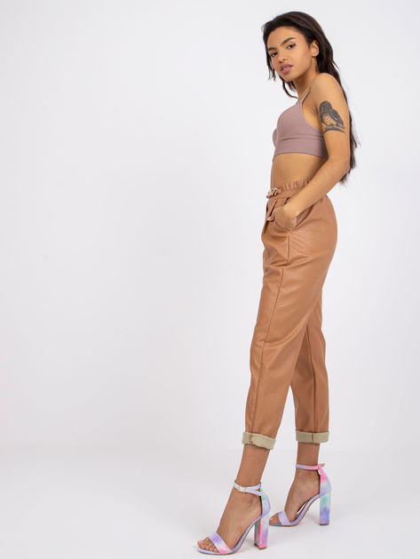 Camelowe spodnie damskie z ekoskóry Porto