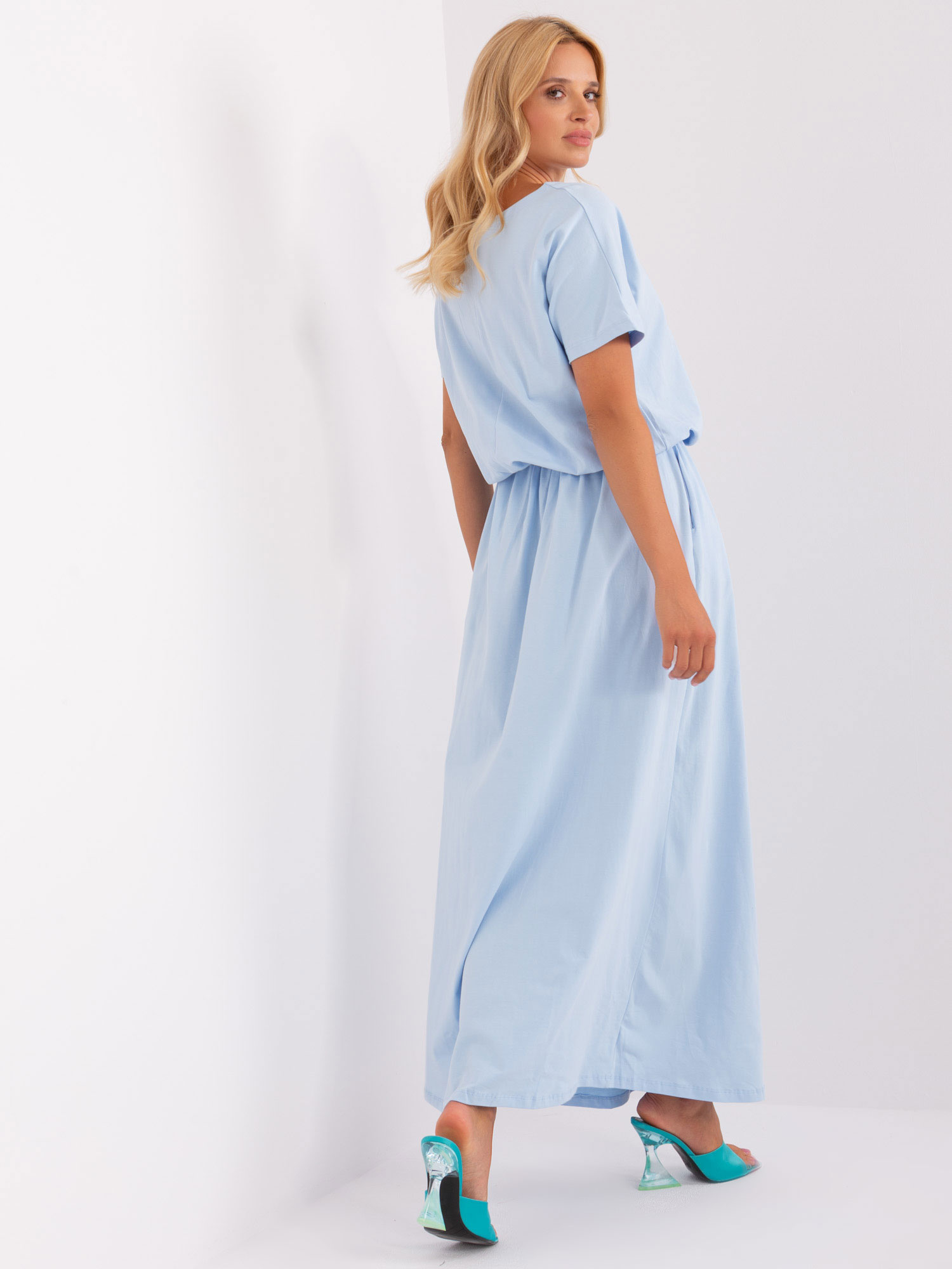 Jasnoniebieska maxi sukienka basic ze ściągaczem