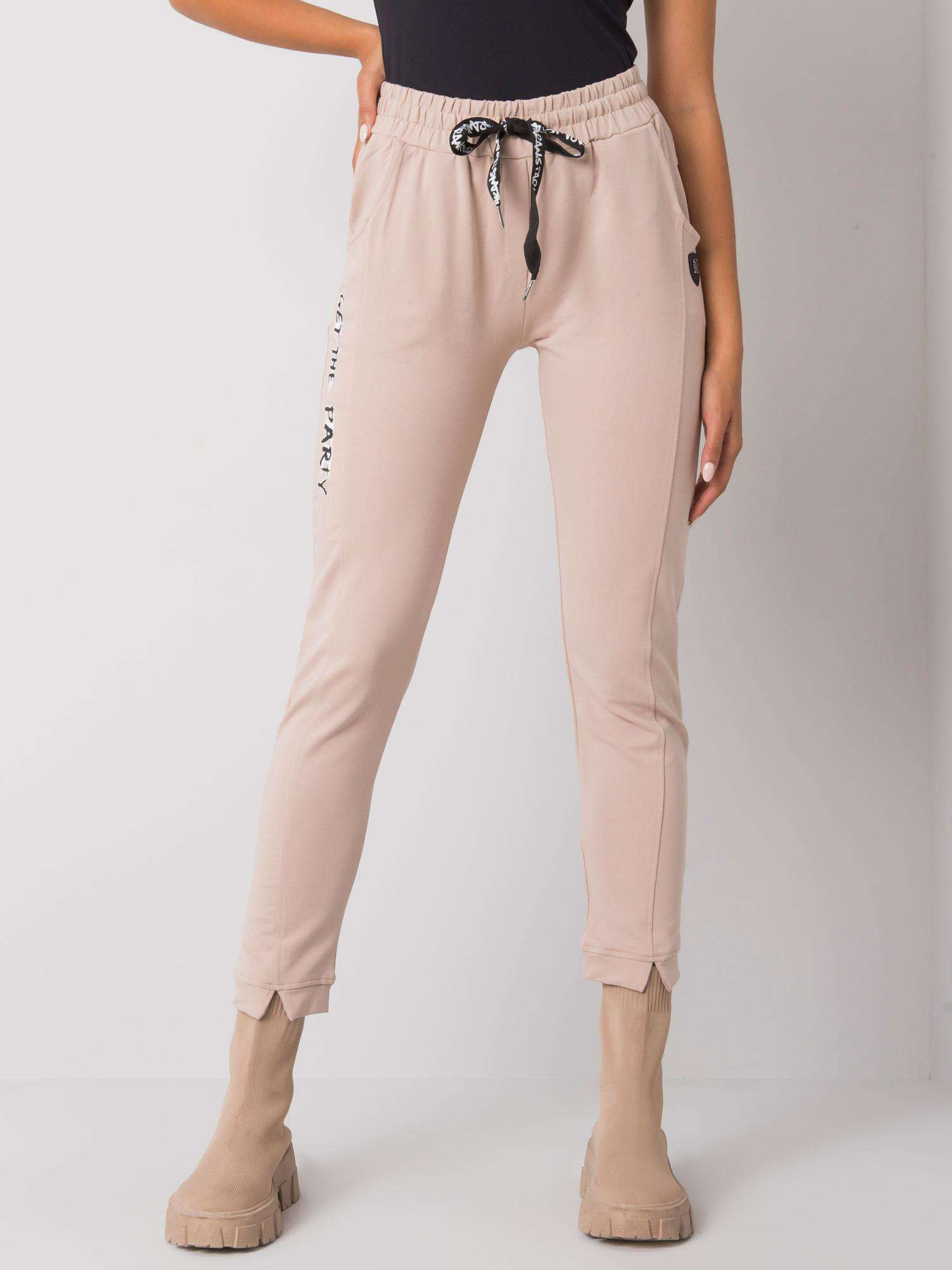 Beige trenirke s napisi Peyton.