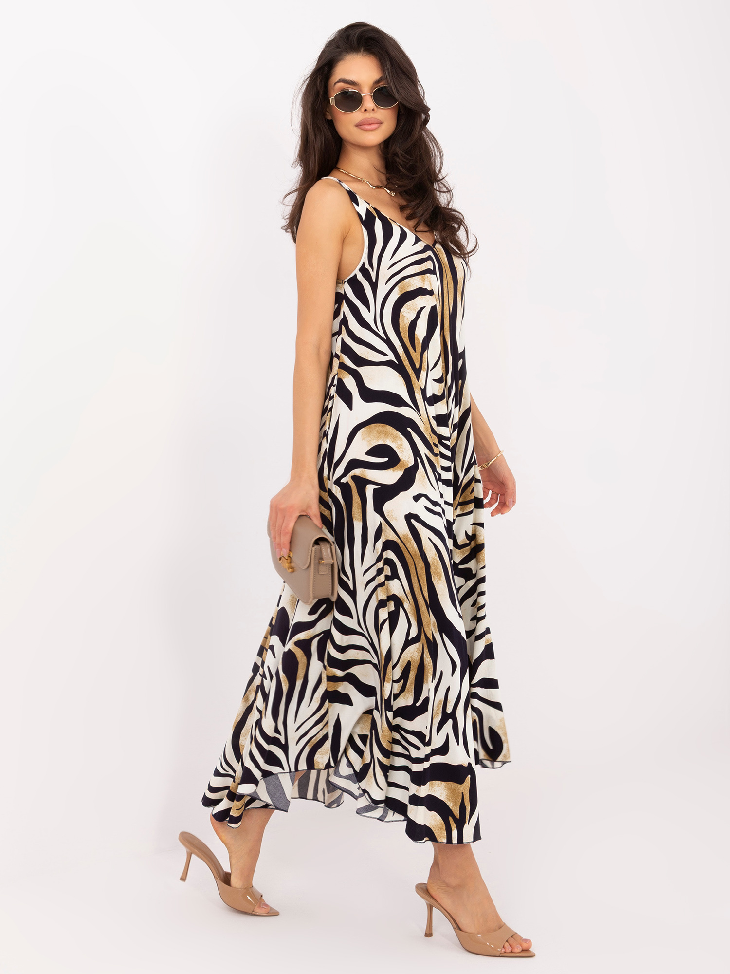 Czarna trapezowa sukienka w zebrę