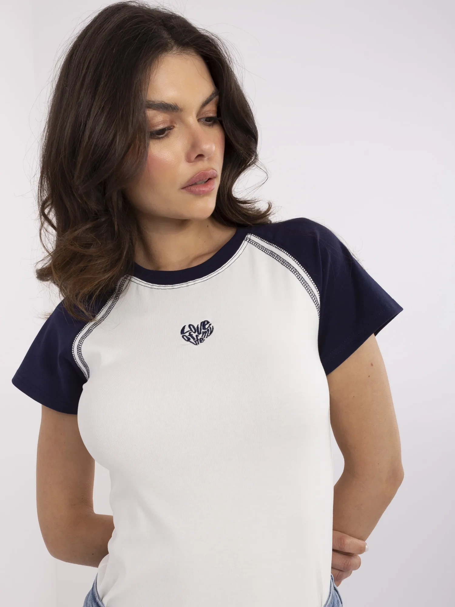 T-shirt biało-granatowy
