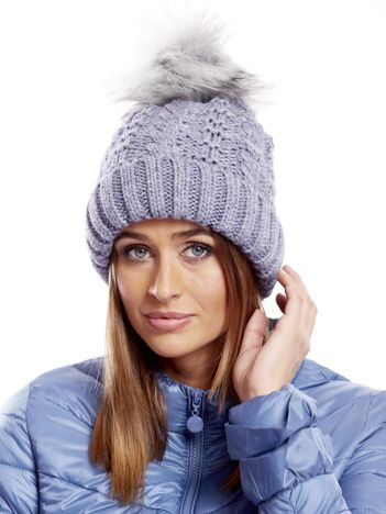 Blaue Mütze mit felligem Pompon.