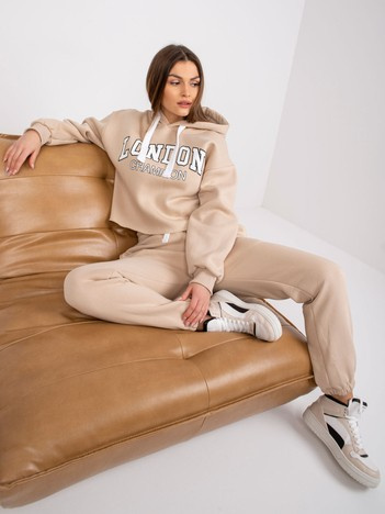 Beige Trainingsanzug mit dem Schriftzug Laraina.