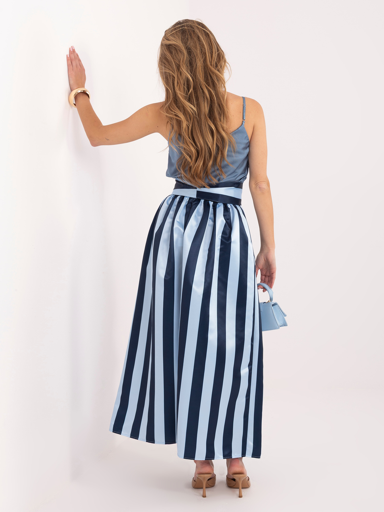 Modra-temno modra razširjena krila z žepi.