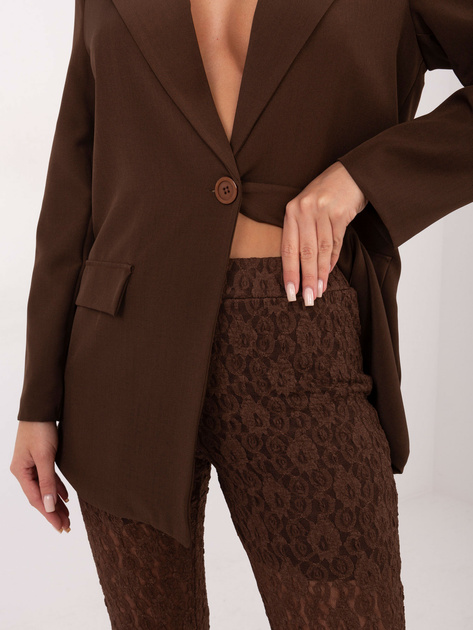 Brązowe spodnie z lekko rozszerzaną nogawką